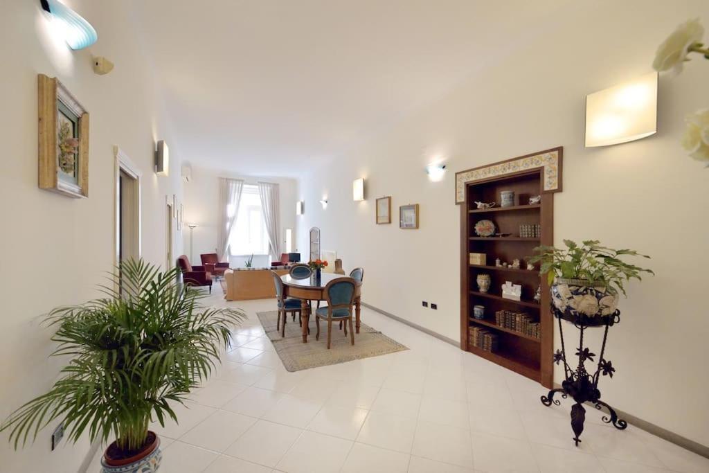Charming Apartment Napoli Exterior foto